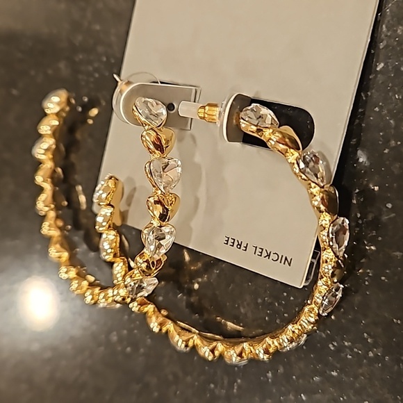 💕NORDSTROM RACK💕 Alternating Crystal Heart Hoop Earrings ~ Clear Gold NWT - Picture 5 of 7